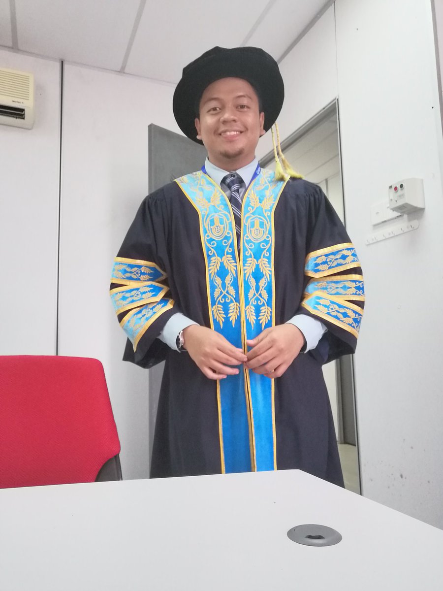 aswanannuar's tweet image. Alhamdulillah. 28 years old, PhD Management. #uumconvocation #ClassOf2019 #uum