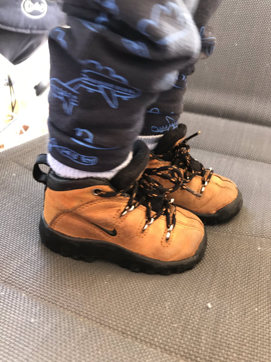 DAliascs's tweet photo. @NikeOfficial2 20 años de estas botitas y siguen maravillosas, ahora las disfruta mi hijo 😍gracias nike!!@Nike https://t.co/AhlX4V9RnL
