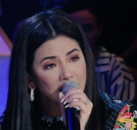 followdaaaSUN's tweet photo. You're an angel sent from above to make our life more beautiful 😭😍💛 @reginevalcasid i love you so much, ate reg!!!
#GGVIsIconic https://t.co/KnbYTIvyQu