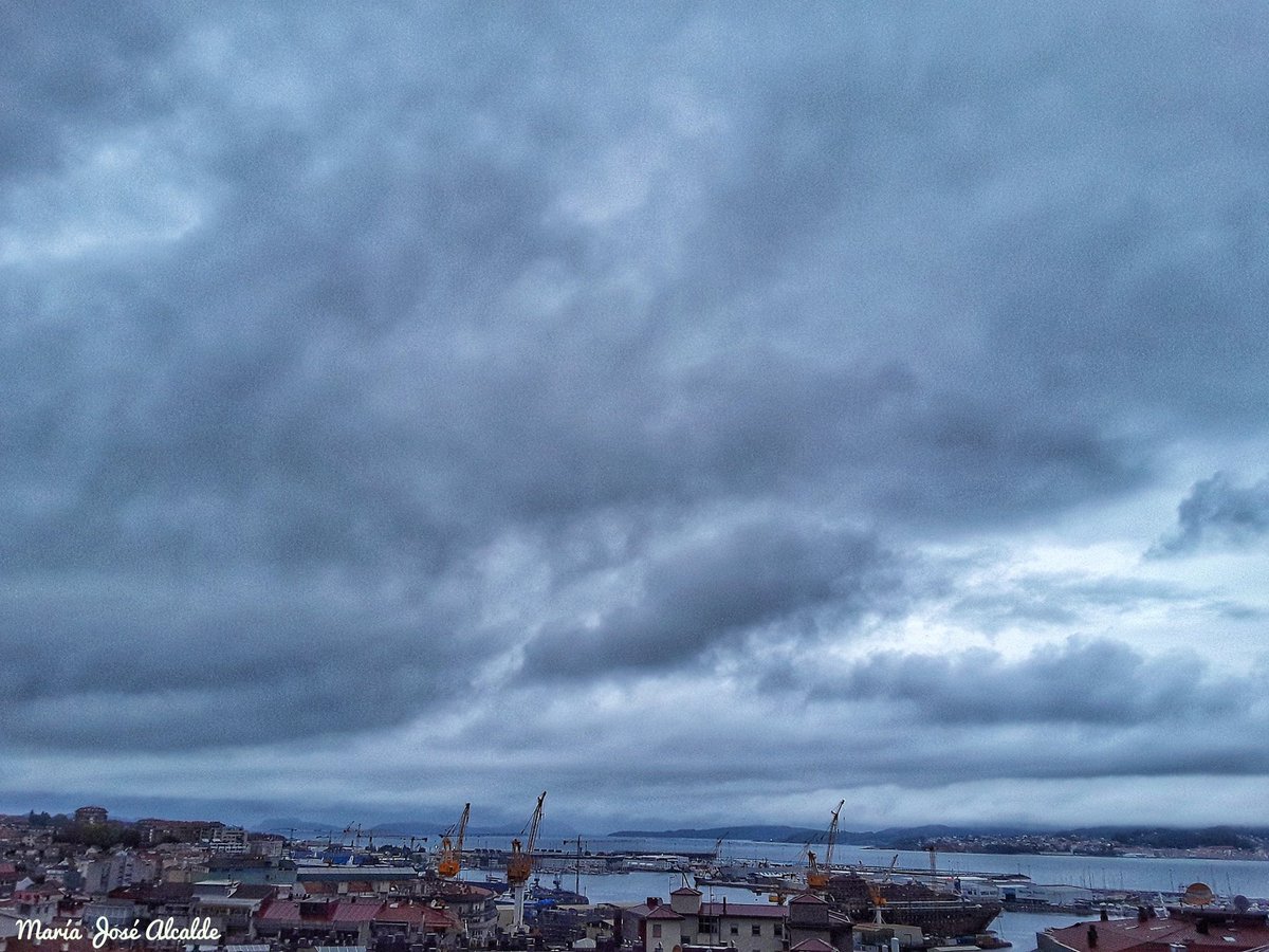 La tarde de hoy, se presta a sofá y mantita, tenemos un precioso día gris de los nuestros, de los morriñentos ,ideal para descansar👍😍
#Vigo #Domingo #nubesgalegas #loves_galicia 
Ser Felices #BoaTarde amigos 
<a href="/SESEIXA/">Seseixa</a> <a href="/GaliciaMaxica/">Galicia Máxica</a> <a href="/OTempoTVG/">O Tempo TVG</a> <a href="/Vigo__e/">Vigoé</a> <a href="/loroma61/">Loli</a> <a href="/loves_galicia/">Loves_galicia 🛰️ #fainoengalego</a>