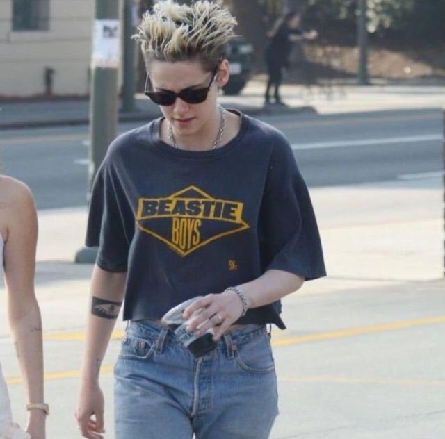 ultragloss's tweet photo. today’s vibe is kristen stewart keeping robert pattinson’s “get off my dick” shirt after their breakup and cutting it into a crop top https://t.co/wuUng9twzY