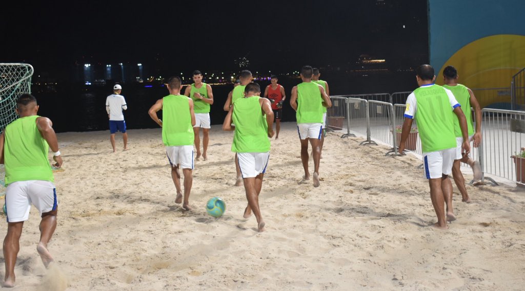 TeamESA_'s tweet photo. Calentamiento de la selecta de playa, en 35 minutos se enfrenta a Japón en los Juegos Mundiales de Playa 2019. #TeamESA #AWBG2019 https://t.co/B7EQijmre0
