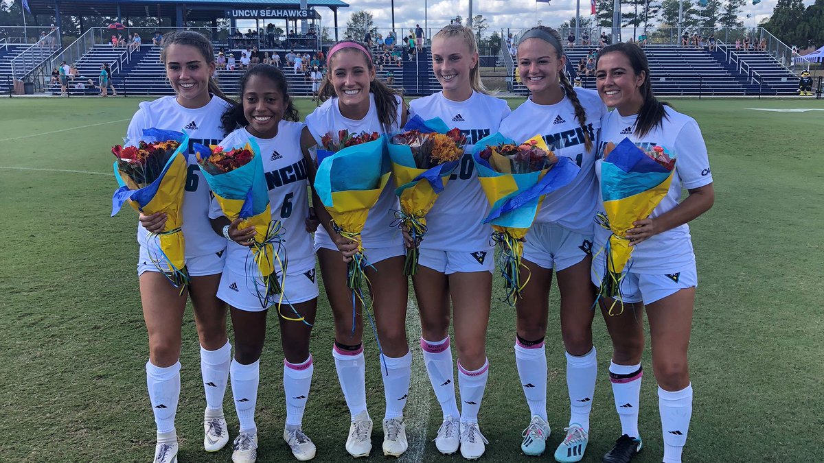 Thank you seniors!! #HawkYeah

📸: <a href="/bsans10/">Brandon Sans</a>