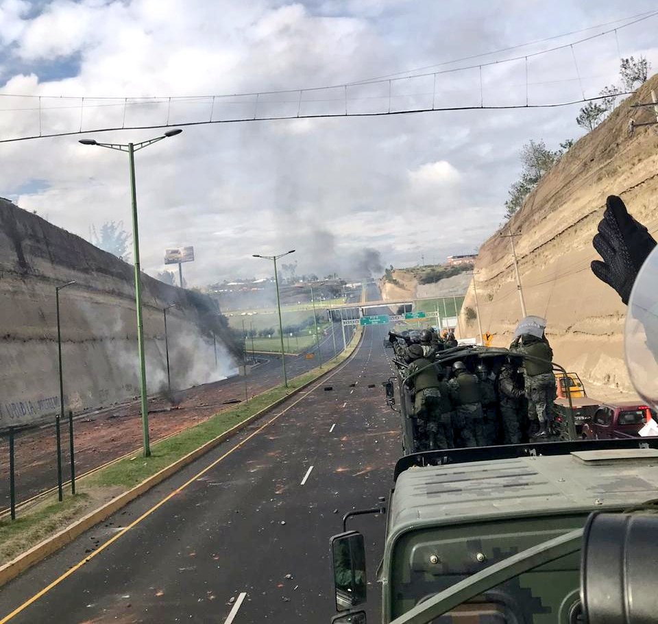 babadmerchan's tweet image. ATENCIÓN: convoy militar recupera y habilita la Ruta Viva y extensión de Pifo a Sangolquí. #QuitoEsPrimero #QuitoExigePaz