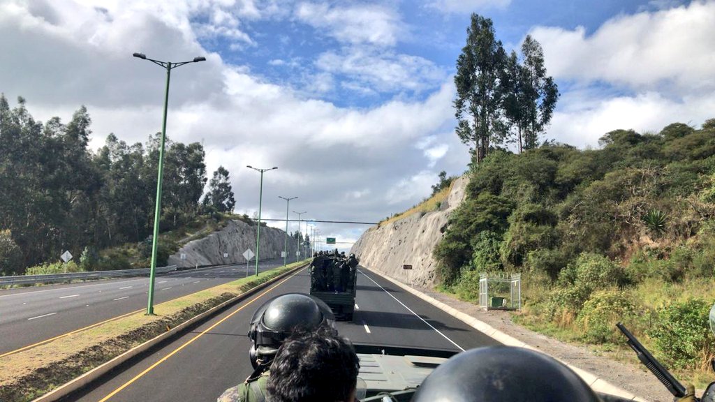 babadmerchan's tweet image. ATENCIÓN: convoy militar recupera y habilita la Ruta Viva y extensión de Pifo a Sangolquí. #QuitoEsPrimero #QuitoExigePaz