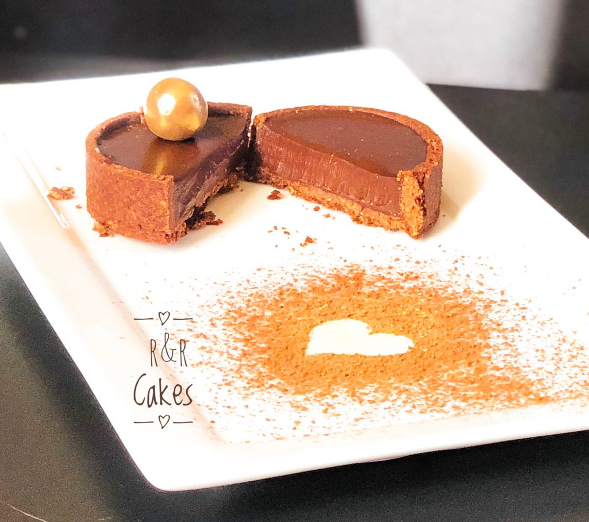 rnrcake's tweet photo. Commencez la jour avec la délicieuse tarte au chocolat, extra chocolat, extra saveur 😋 mon préféré 🥰
#tarte_au_chocolat #chocolat #tarte #carcassonne https://t.co/BKrHD3tJQw