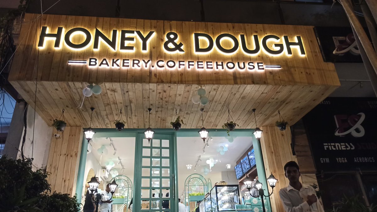 SnehaTainwala's tweet image. Here in delhi for the #64mpquadcamera  Launch of the YEAR - but one&apos;s gotta eat:)

Sneaked out a quick bite at the newly opened Honey and Dough ☕