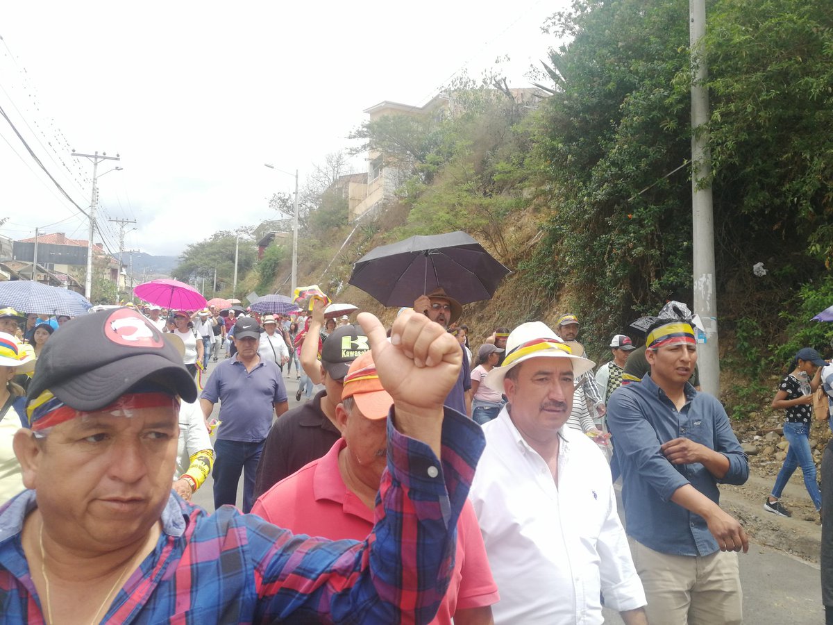 edgarauca's tweet photo. Luego de una brutal represión del gobierno en #SantaIsabel la gente sale a sus calles con su alcalde Ernesto Guerrero, para expresar el rechazo a las medidas económicas.
#AzuayEnLucha https://t.co/hAnHqnYfah