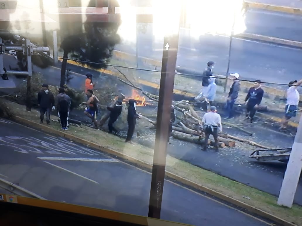 #Atención La Autopista General Rumiñahui está cerrada por presencia de manifestantes en el sector del puente 1, puente Amarillo y puente de la Simón Bolívar. ¡TOME PRECAUCIONES! Vía <a href="/AutopistaGR/">Autopista Rumiñahui</a>