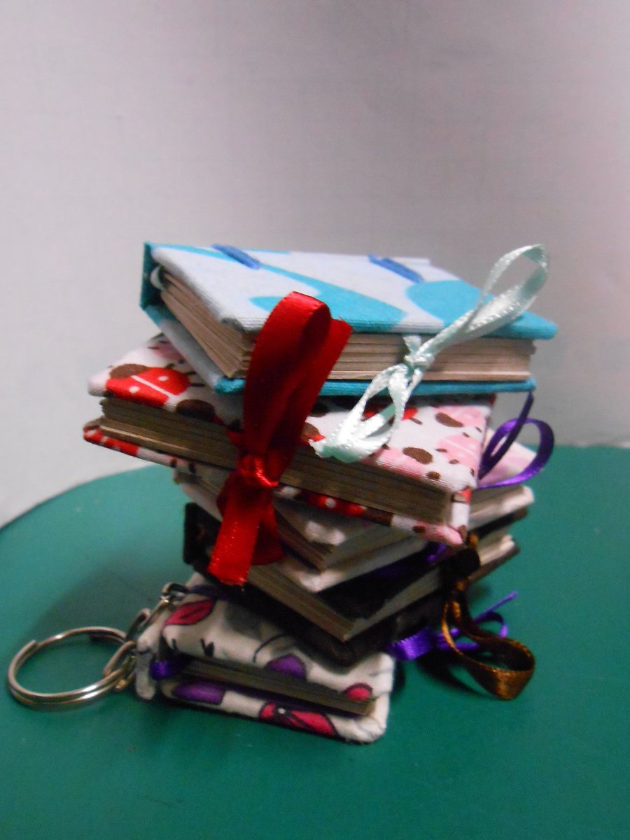 fuentedepapel's tweet photo. Nuevos minis en nuestra tienda de facebook, link en la bio.
#fuentedepapel #artesanias #encuadernacion #handmade #amano #alamexicana #cdmx #bookbinding #regalos #cuadernos #tela #llavero #obsequio #minis #colores https://t.co/2aglvd0uFY