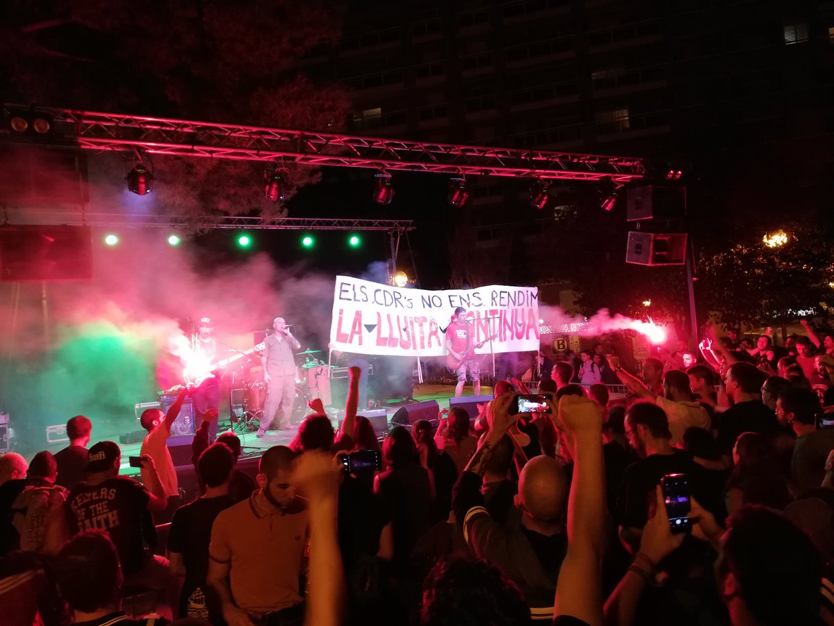 Ahir a festa major de #lesCorts ho vam deixar ben clar,
👉Els Cdrs no ens rendim, la lluita continua👊
Gràcies a <a href="/EinaPPCC/">Eina</a> pel concert i per portar al nostre barri l'esperit revolucionari i independentista.

👉Llarga vida vida al poble combatiu✊

#ComençaLaRevolta