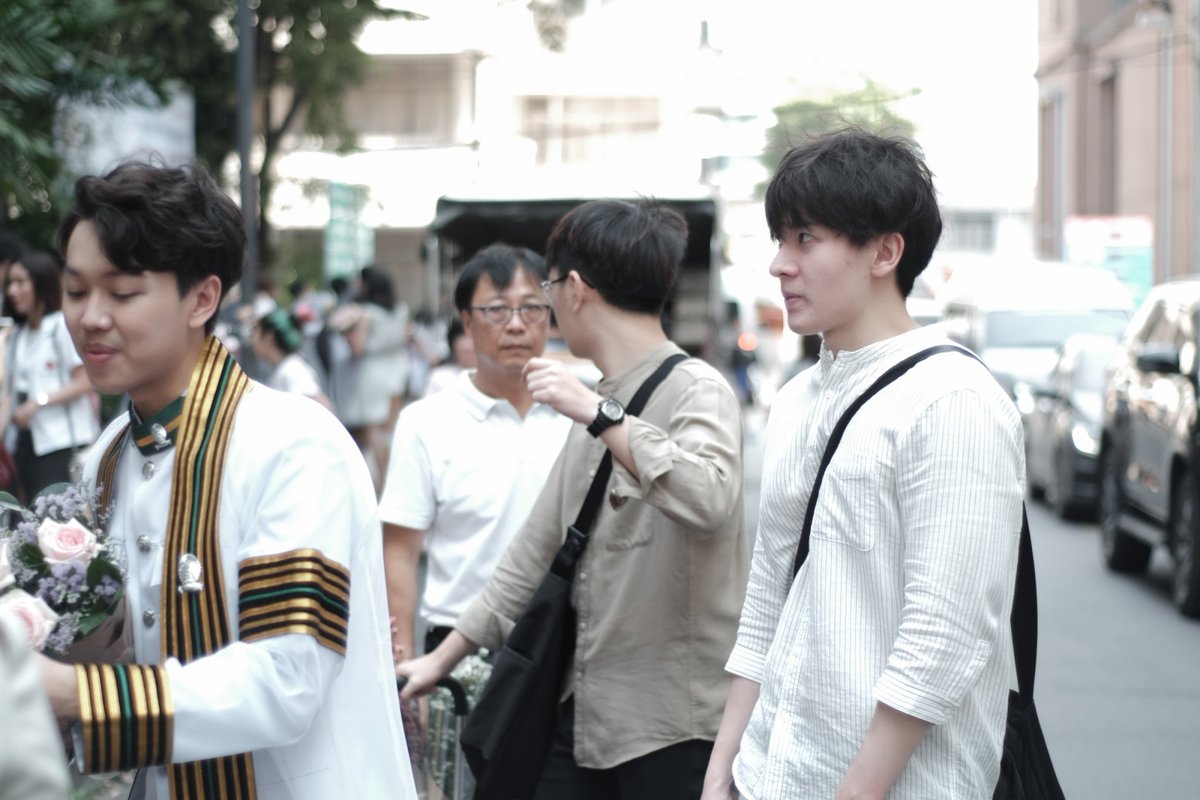 kala___er's tweet photo. เมื่อได้คนร่านมาถ่ายรูปรับปริญญาให้... https://t.co/vc74LHaHAV