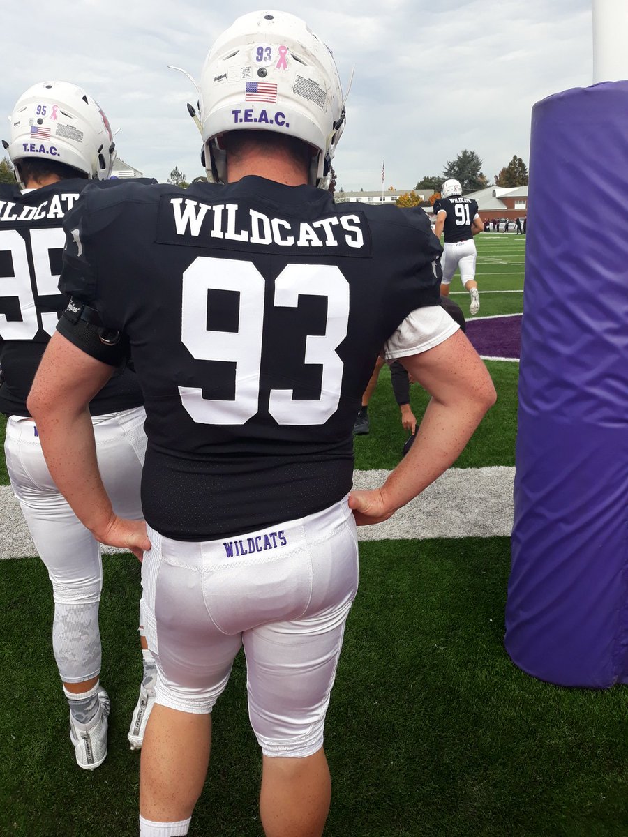 MasonBridges73's tweet photo. Had a great time yesterday @LinfieldFB. Great win vs.Puget Sound. thank you for having me out for a game. Looking forward to #NextVisit. @CoachSmithCats @CoachJVaughan @CoachKwak @shanedKeck @CoachZeus72 @GPGrizzFootball @JaredBartsch @grizzolinecoach @TonyBridgesBand #RollCats https://t.co/dSQM2dpXcn