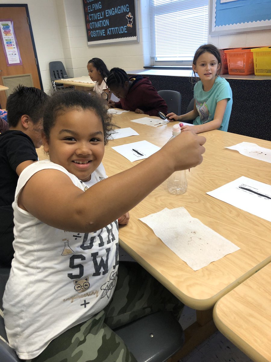 MrsJonesThird's tweet photo. More happy scientists learning about worms and making observations on #FalconBytes day @ForestGroveES https://t.co/GW8QLwVTEC