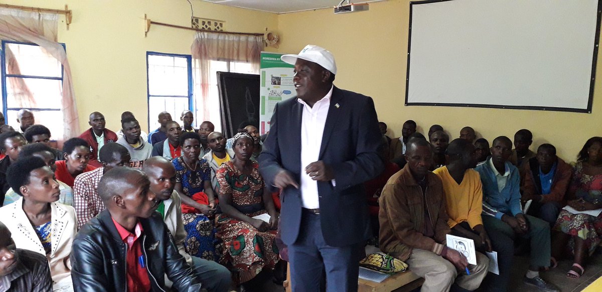 EugneUWIMANA1's tweet photo. Chairman w'umuryango @rpfinkotanyi mu Ntara y'Amajyaruguru @gatjmv asoza amahugurwa y'abafashamyumvire b'umuryango mu murenge @GashenyiS .
Yabasabye gukomera ku cyizere umuryango wabagiriye ukabahitamo, abasaba kuba intangarugero muri byose. https://t.co/GELLPJm4BH