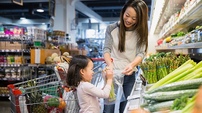 USDAFoodSafety's tweet image. Practicing good food safety starts right at the grocery store! Are you being a #FoodSafe shopper? Remember to:
✅ Place meat, poultry &amp;amp; seafood in plastic bags. 
✅ Separate foods in your grocery cart &amp;amp; bags.
✅ Shop for cold food last!