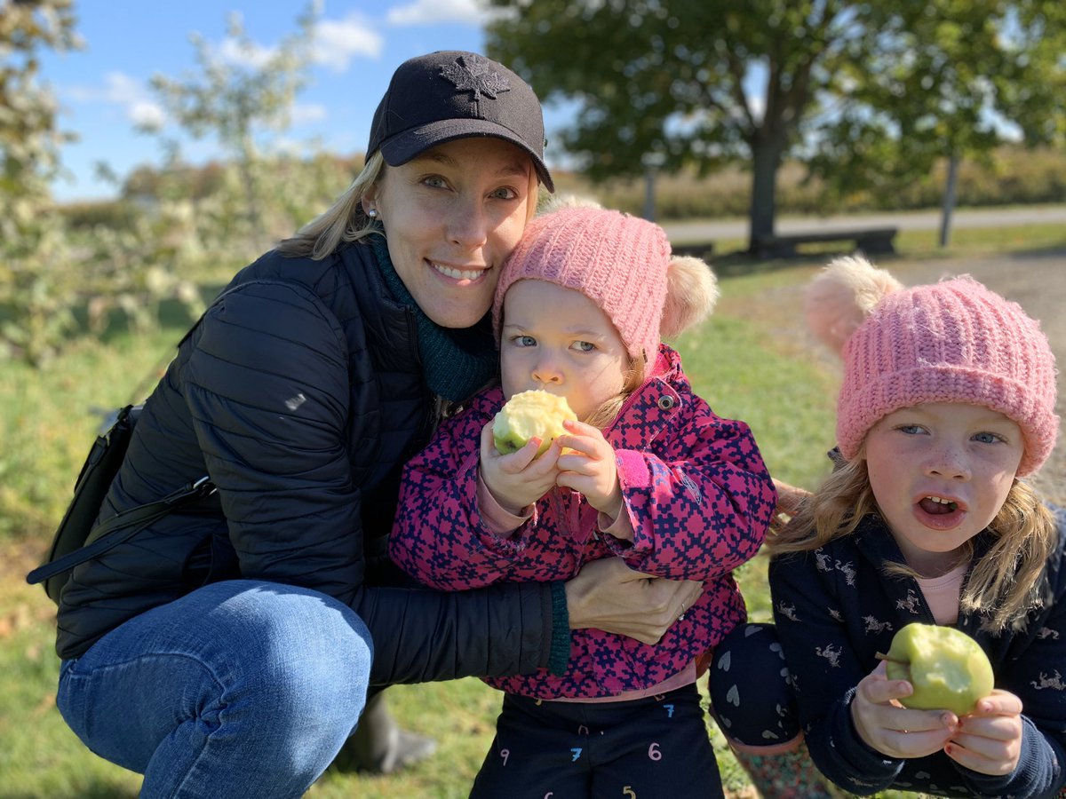 MrKevinBarnes3's tweet photo. Trip to #appleland with the fam. Homemade pies are in the future. Happy thanksgiving! #beautifulgirls https://t.co/zq3y3zUjEJ