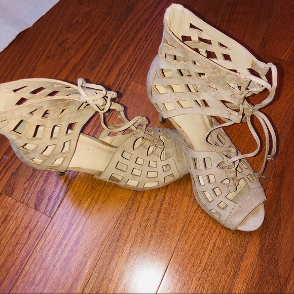 devan_mello's tweet image. So good I had to share! Check out all the items I'm loving on @Poshmarkapp #poshmark #fashion #style #shopmycloset #hooters #verawang: posh.mk/JbfW2dB1QZ