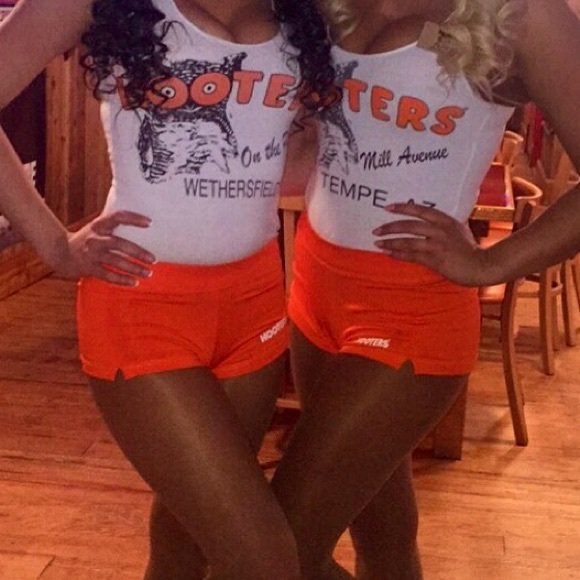 devan_mello's tweet image. So good I had to share! Check out all the items I'm loving on @Poshmarkapp #poshmark #fashion #style #shopmycloset #hooters #verawang: posh.mk/JbfW2dB1QZ