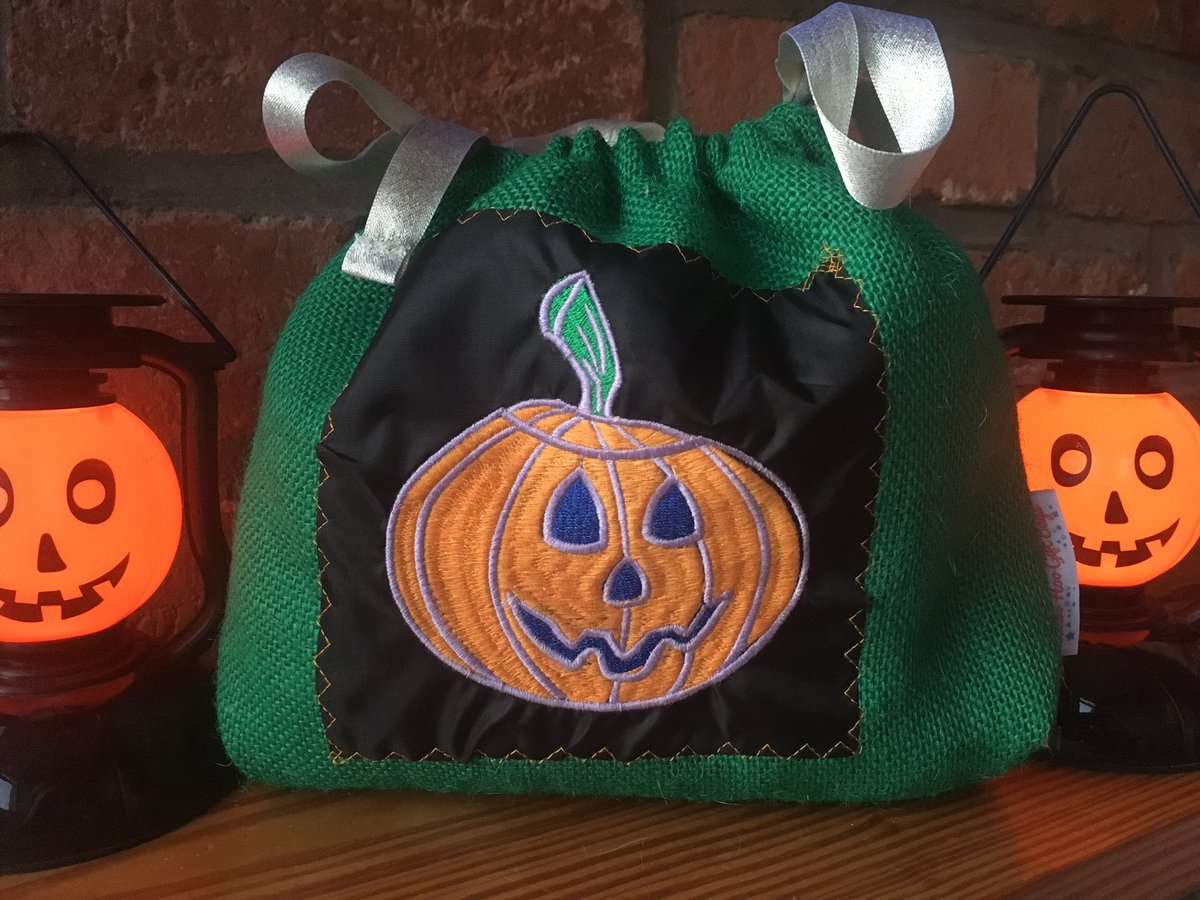 WhooHooGiftBags's tweet photo. Personalised Halloween pumpkin π Gift Bag - ideal for Trick or Treating and waterproof to keep those treats dry!!
#halloween #trickortteat #handmade #personalised #giftbags #partybags #bespokegiftbags #customgiftbags #fabricgiftbags #handmadegiftbags #pumpkin #whoohoogiftbags https://t.co/STMy6MKo0g