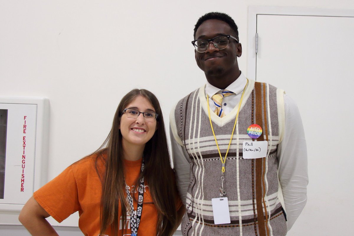 UTeachMaker's tweet image. We are super proud of these two makers for leading our first ever #UTeachMaker led Cohort Meeting! These two did a fantastic job of facilitating some really productive discussions about our brand new "unit" #MakerEd #CohortMeeting