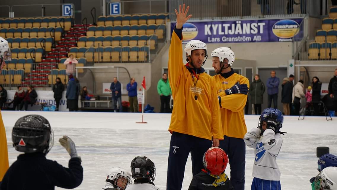 Över 100 barn på isen när Bandyskolan hade premiär. Våran framtid💙

#blåvitt #skridskokul #flickbandyskolan #bandyskolan #tillsammansärviifkvänersborg #svbandy #älskabandy #blåtthjärta