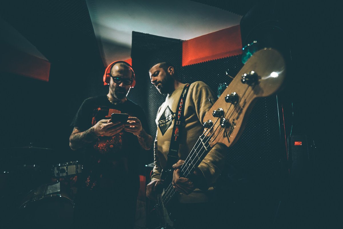 ProblematicsR's tweet image. Trabajando en cositas nuevas, ensayando y preparando los nuevos eventos...
(Dejotas (batería) y Canario (bajo) )
#GoProblematics #RockandRoll #10Enero #salahisteria #bigbandmusic #nuevostemas