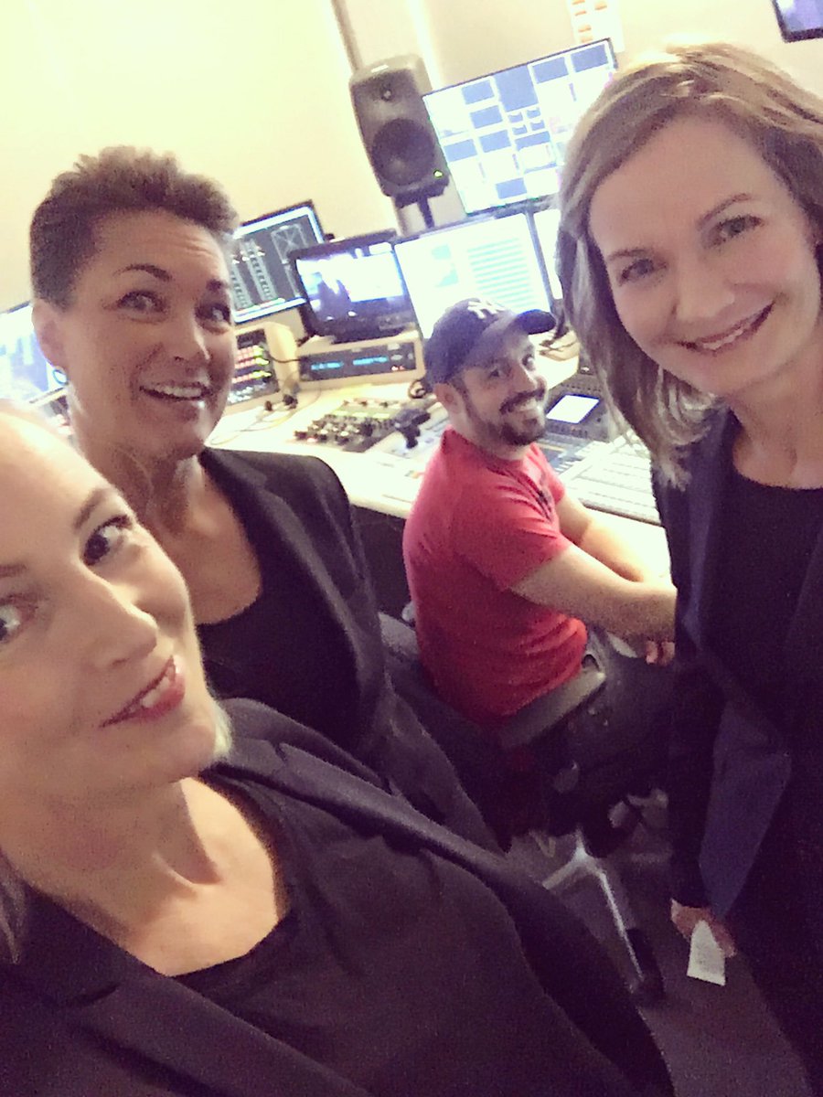 QueenEdn's tweet photo. The faces of nerver 😬 2 min till sändning!! #direktsändning #pldebatt #partiledardebatt #svt24 #svt #teckenspråkstolk #live #teckenspråk #tillgänglighet https://t.co/r6lcLRM0rN