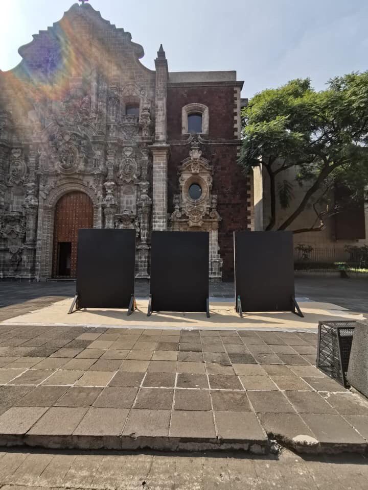 Centro_CDMX's tweet photo. El @MOS_MEX llega al #CentroHistórico #MosCDMX2019, presenta el trabajo en proceso de #Miedo12 y #BuckerRodriguez en la entrada de la @“Biblioteca Miguel Lerdo de Tejada @CulturaHacienda. https://t.co/YqEPzOAKdL