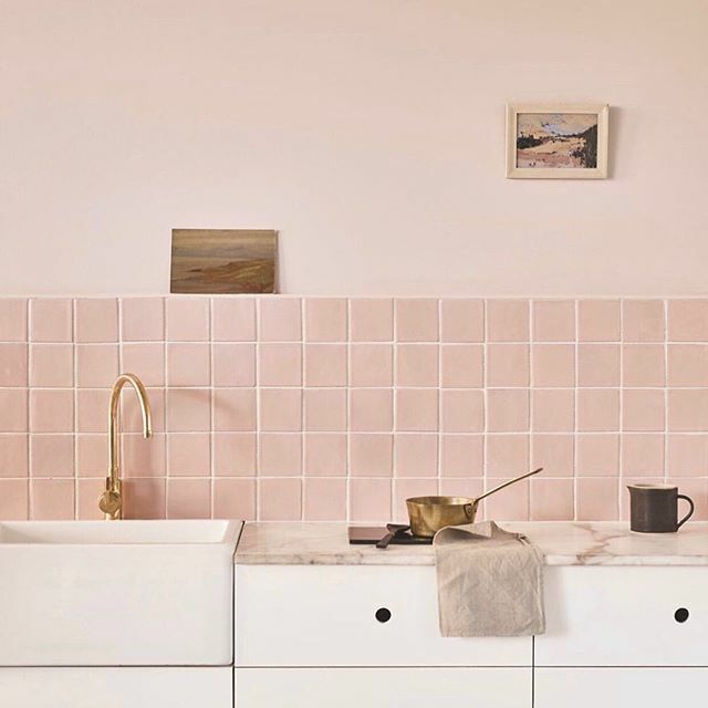 Pretty pink kitchen splash back by @claybrookstudio | #pinktiles #splashback #kitchendesign #tiling #kitchentiles #interiordesign #pinkkitchen #brassfaucett #pinkandwhite ift.tt/35pVvWx