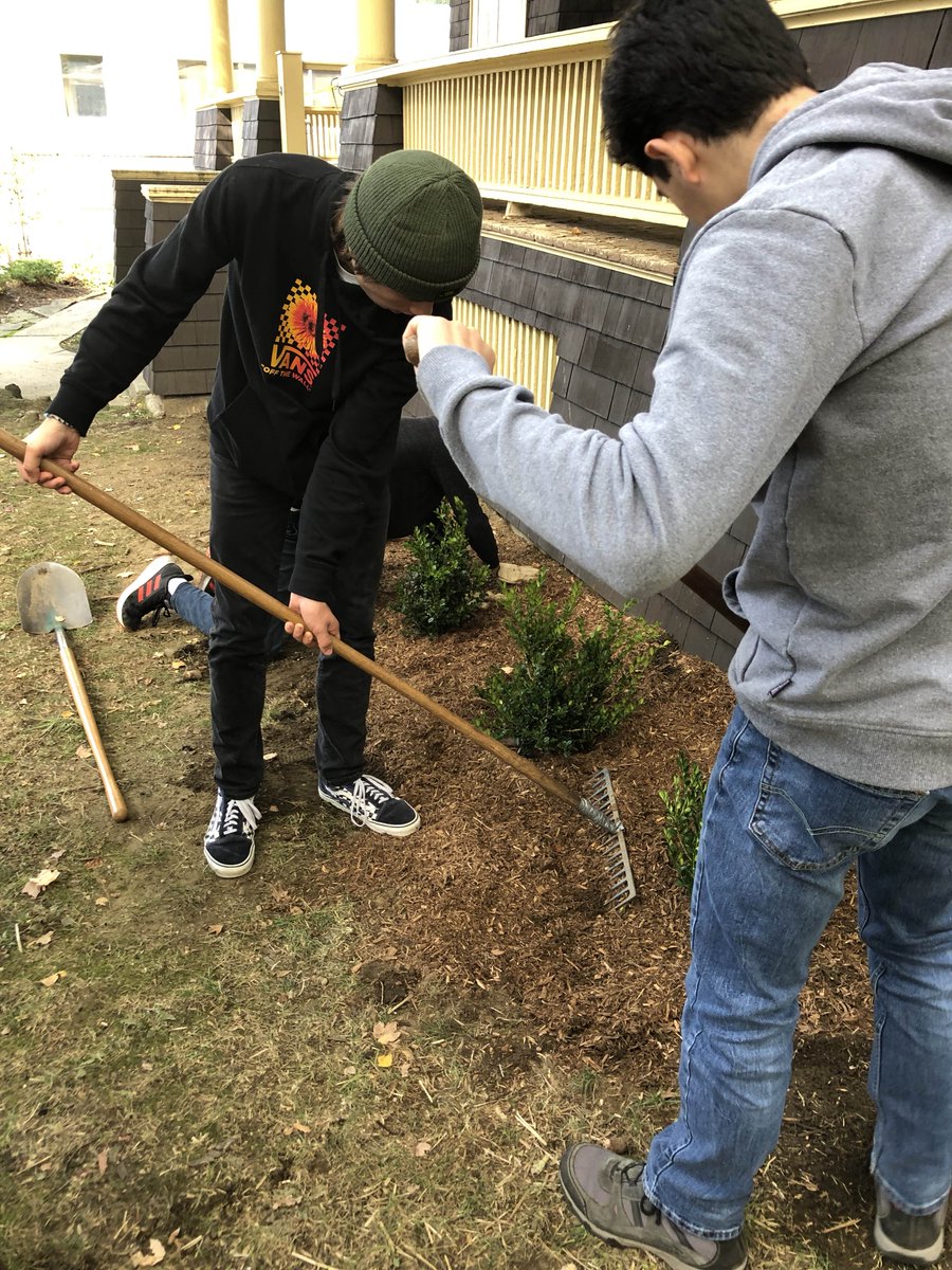 wpmayorroach's tweet photo. Scouts from White Plains Troop 73 working on placing signage and landscape upgrades at the historic Percy Grainger house in White  Plains as part of Sam Hoch’s Eagle Scout project! Thank you! https://t.co/3HTaqPA81R