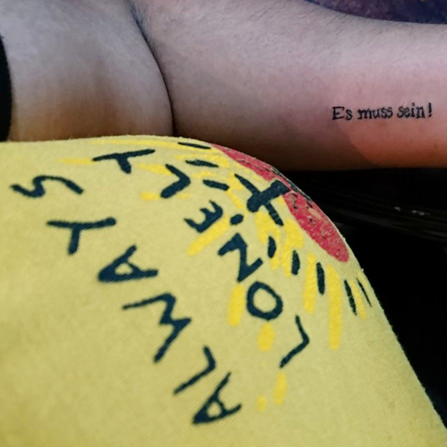 Ya tiene un rati, pero gracias a <a href="/Clinica_Dibujo/">Clínica de Dibujantes Anónimos</a> me hice -literalmente- mi primer tatuaje. 💛💛💛