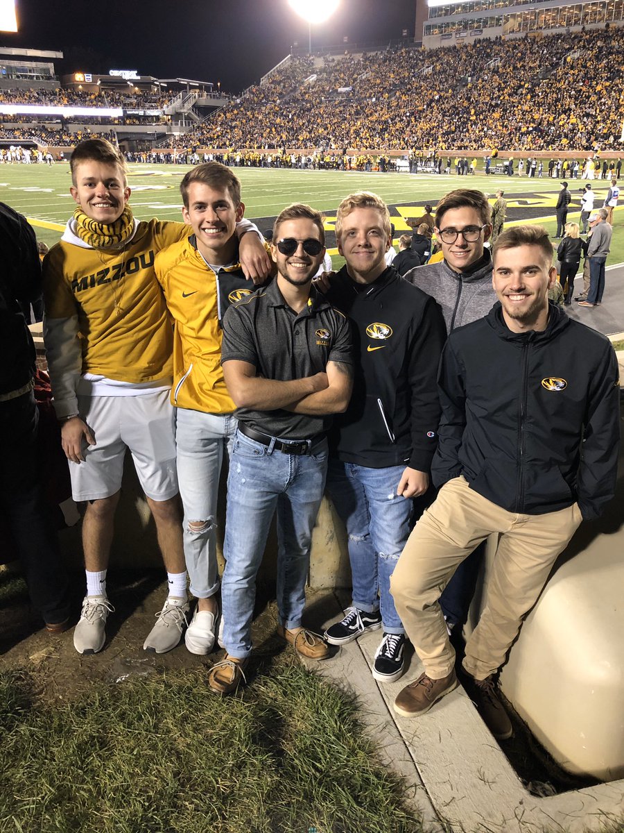 AustinHudsonn's tweet photo. Saturday’s are for the boys https://t.co/XasIs7KM2G