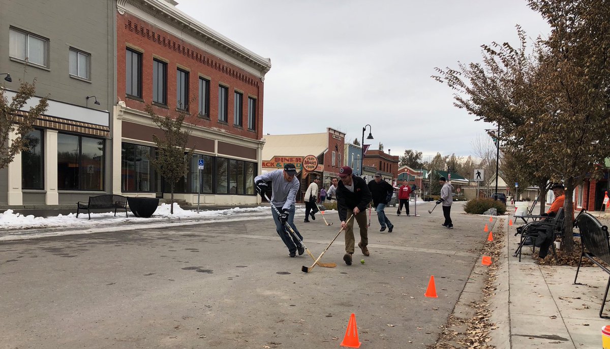 HighRivergal's tweet photo. A fun way to spend a Sunday afternoon, watching or participating in the road hockey game on 3rd Ave today. League play starts next Sunday through until Christmas Eve. Check out the Daily Male’s Facebook page for more info. https://t.co/ifzRz3PXwP