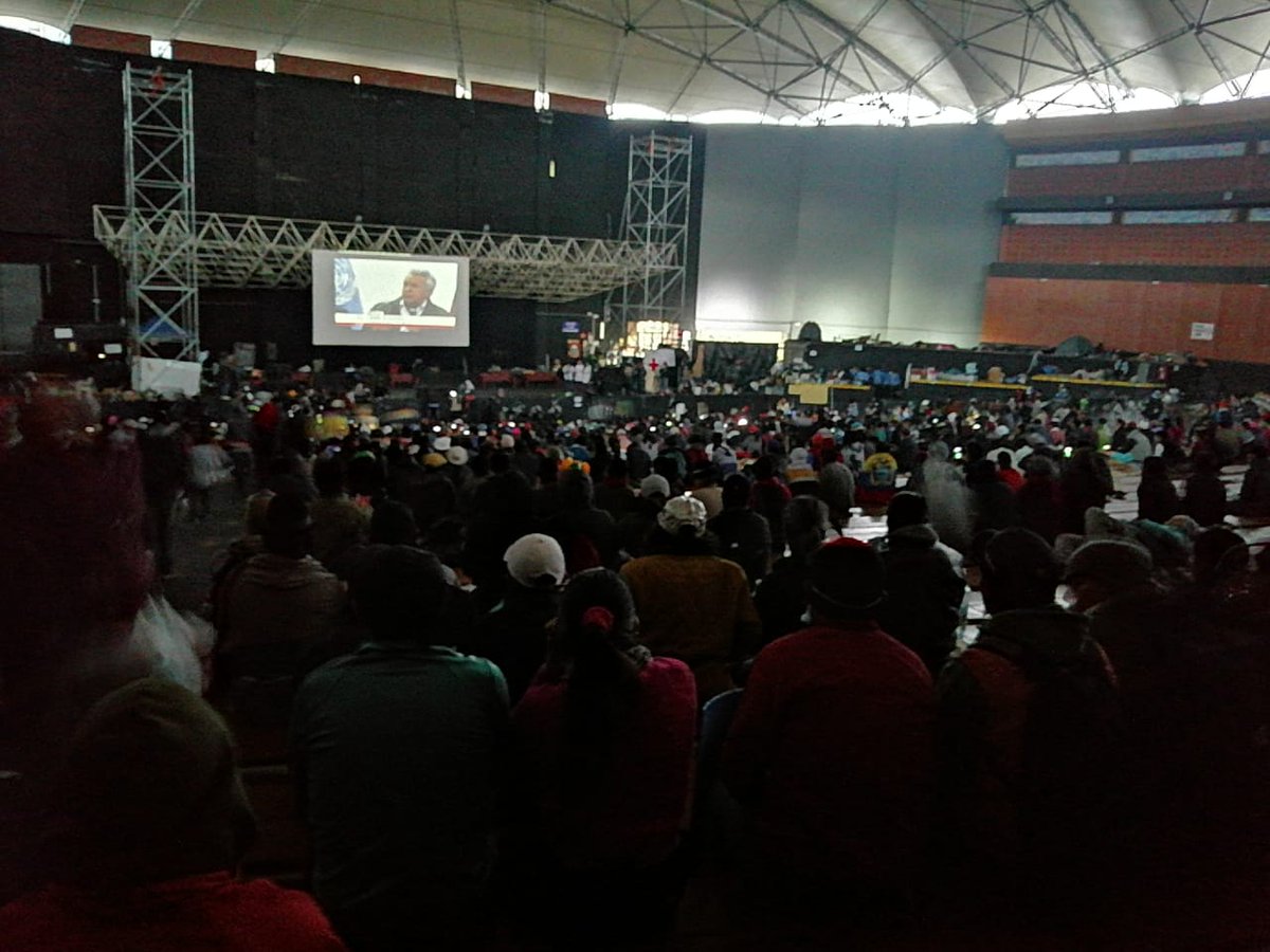 wambraEc's tweet photo. Mientras se realiza el #DialogoPorLaPaz 
En el Ágora de @CasadelaCultura indígenas miran la transmisión en pantalla pendientes de toda decisión 
Y en las cercanías del Parque el Arbolito se escuchan detonaciones 

Hilo👇 https://t.co/cqcwKjIFaS