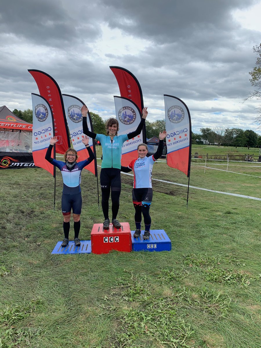 ChiCrossCup's tweet image. Women Cat 4 #drwcx #ilrcx
🥇 Killips
🥈 Austin
🥉 Hamer