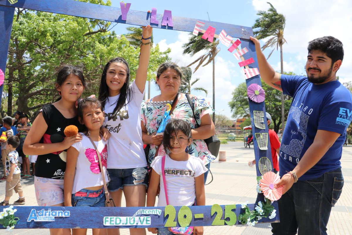 Adriana1989sa's tweet photo. En la Plaza del Mechero en el Plan 3000 compartiendo con la gente.

Una jornada llena de actividades; saltamos, corrimos, bailamos, etc., porque ahora tenemos un #FuturoSeguro y porque ahora nuestra #Bolivia es un lugar donde los sueños se cumplen. https://t.co/SmlSC9AdzC