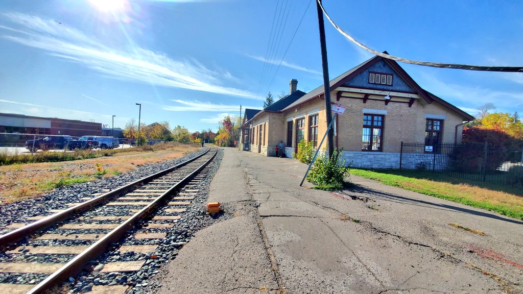 chrisjamesdrew's tweet photo. Maybe there'll be passenger rail service here again one day. cc @AlexanderGlista @VIA_Rail #Ptbo #Peterboro #Peterborough #HighFrequencyRail @TORailwayMuseum https://t.co/Kli5M1qirt