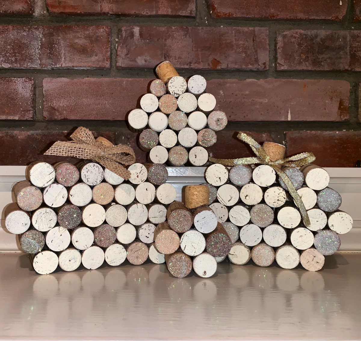thepurplehook's tweet photo. Who doesn’t need a family of white #cork pumpkins?? 🤷🏼‍♀️
🖤🎃🖤🎃🖤🎃🖤🎃🖤🎃🖤🎃
#wine #winecorks #pumpkins #whitepumpkins #falldecor #whitefalldecor #winecorkcrafts #halloweendecor https://t.co/oMldIeAXE4