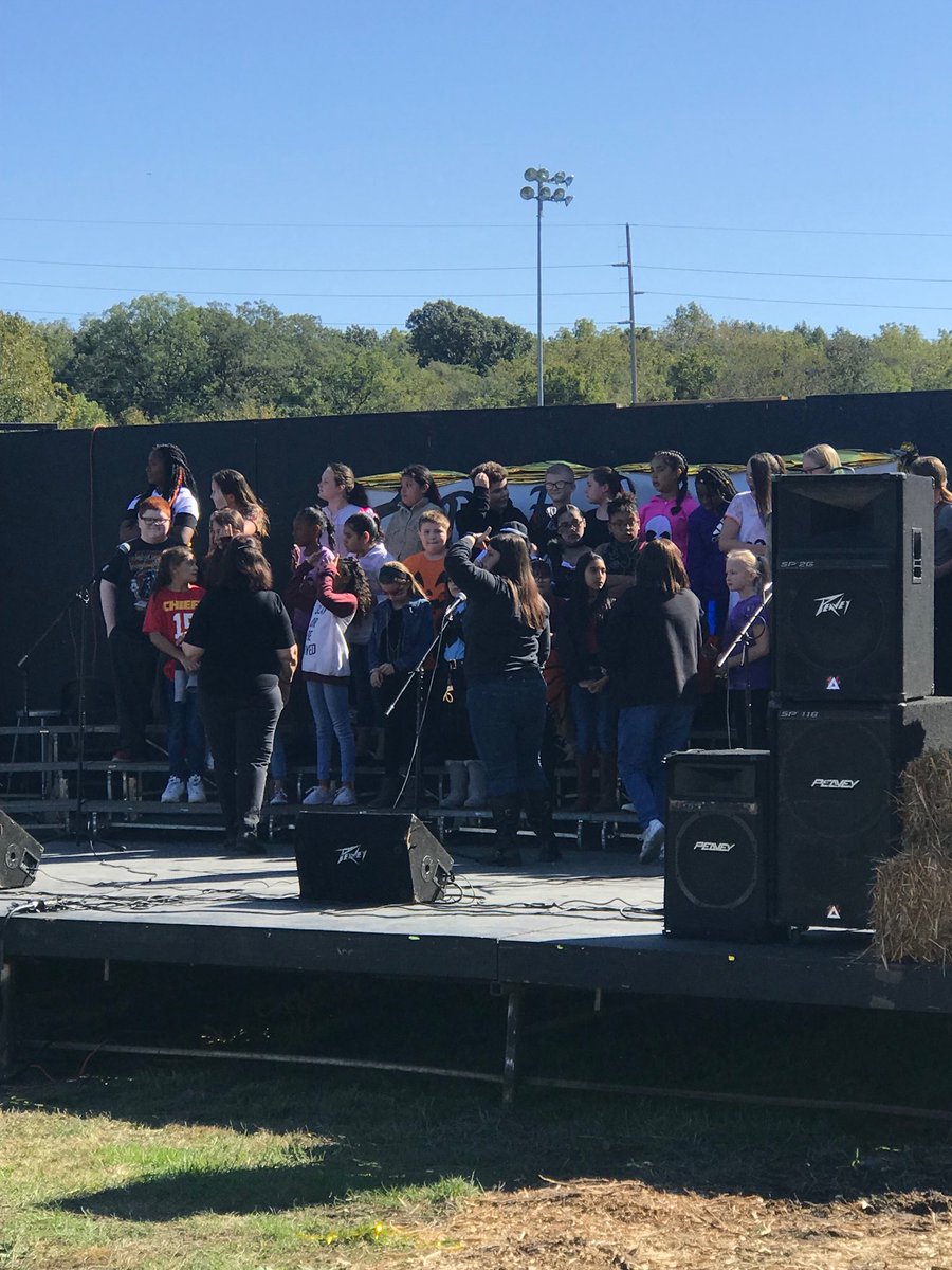 stoners72's tweet photo. 5th Grade Performance at Turner Days!! #OGpride https://t.co/R8AF7qSCXO