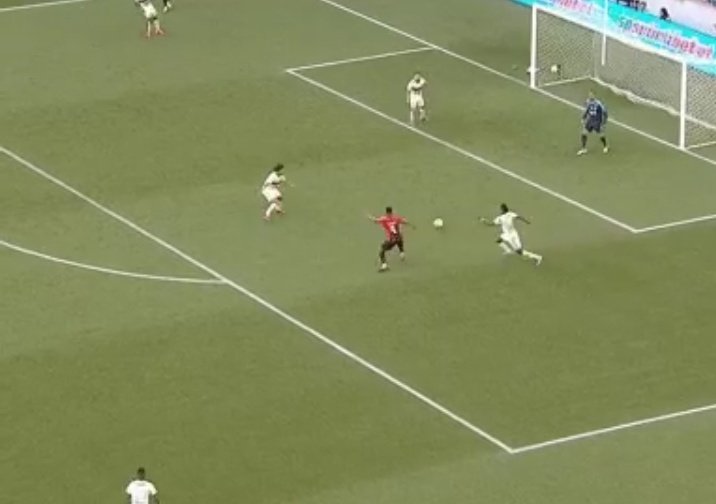 O Flamengo de Jorge Jesus é gigante.

4 jogadores marcando e roubando a bola dentro da área dos caras.