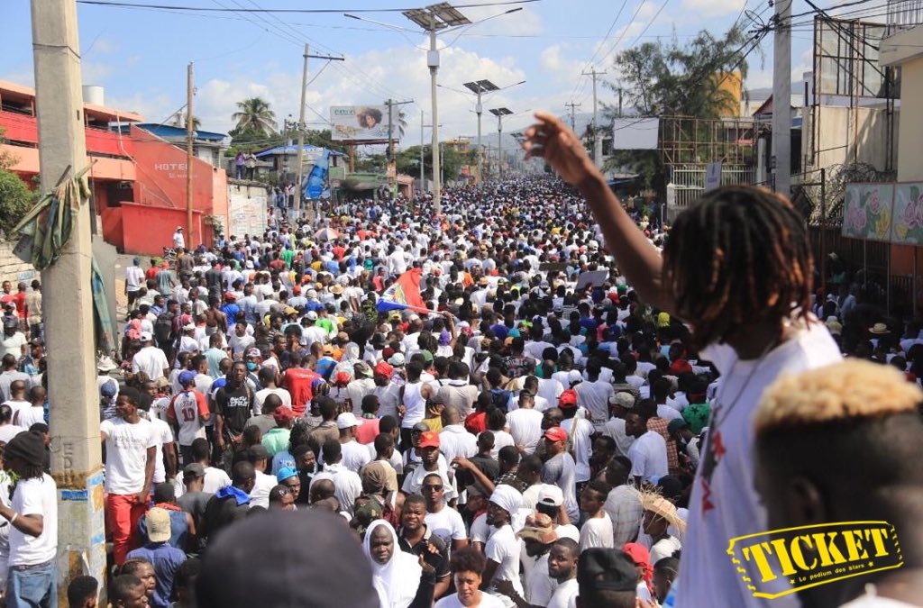 TICKETmaghaiti's tweet photo. Des dizaines de milliers de maniestants se dirigent vers Pétion-Ville. 📸 : @CasimirVeillard https://t.co/EtDBjnWiip