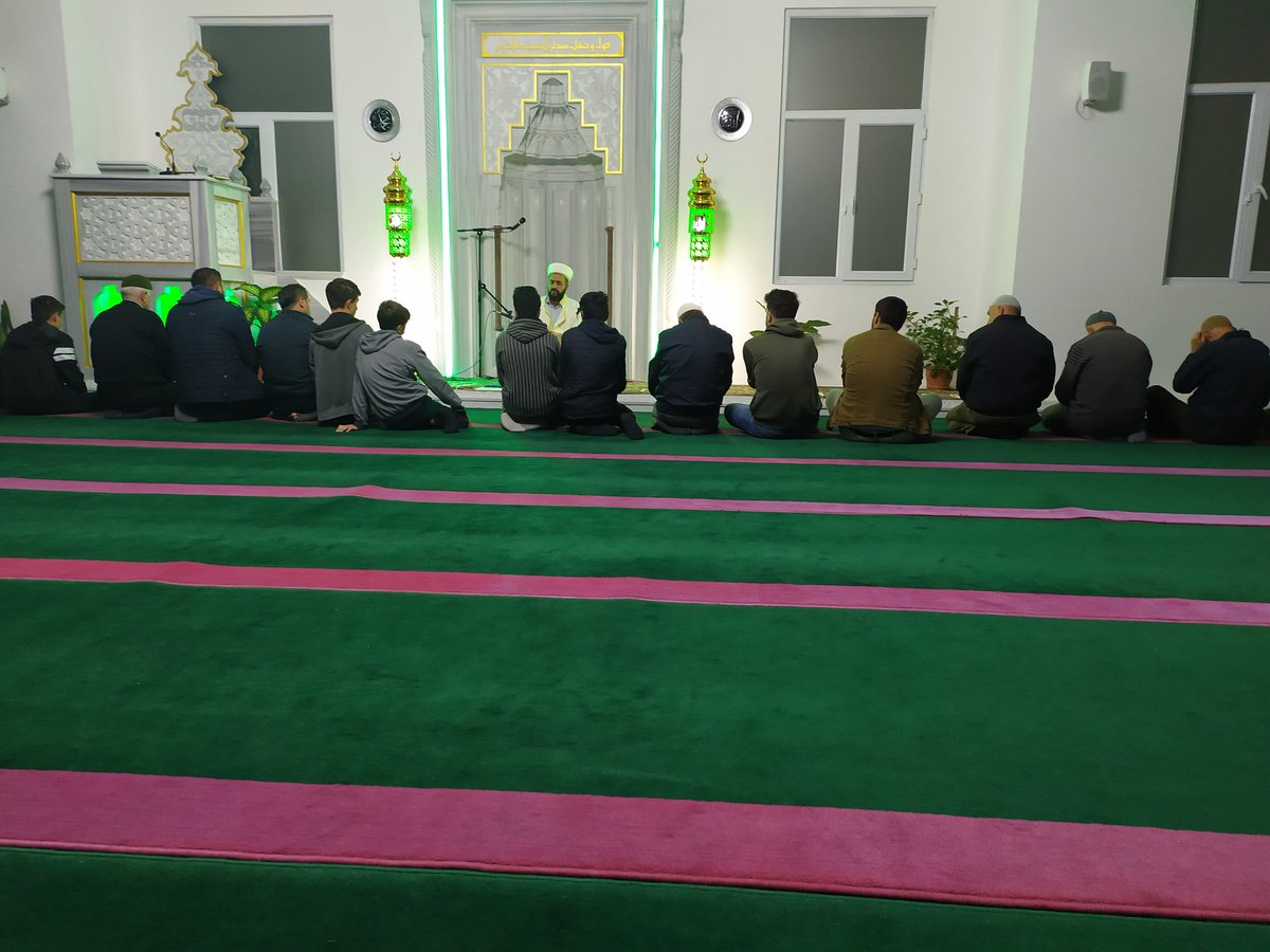 TÜGVA ERGENE olarak Çalışan Gençlik Koordinatörümüz Özer Çelik ve ekibinin Salihler Bahçesi programı kapsamında Sabah Namazı ve kahvaltı eşliğinde ilk durağımız Yeşiltepe Mahallesi Sarıkaya camii oldu. Sabah Namazını eda ettik daha sonra cemaatimize çorba ve çay ikram ettik.