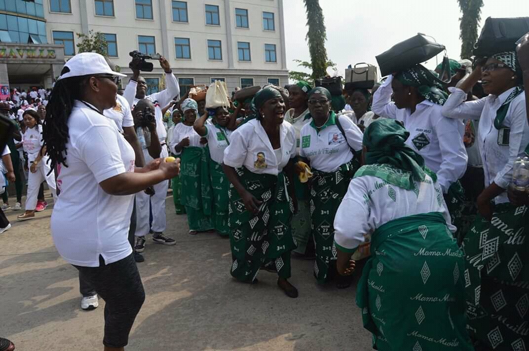 msppfifd's tweet image. Brazzaville, le 13 octobre 2019- Les femmes kimbaguistes en communion avec la ministre de la SPPFIFD, Jacqueline Lydia MIKOLO, après la marche organisée dans le cadre d'Octobre Rose pour la sensibilisation au dépistage précoce et gratuit du cancer de sein et du col l'utérus.