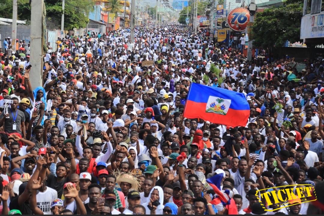TICKETmaghaiti's tweet photo. Des dizaines de milliers de maniestants se dirigent vers Pétion-Ville. 📸 : @CasimirVeillard https://t.co/EtDBjnWiip