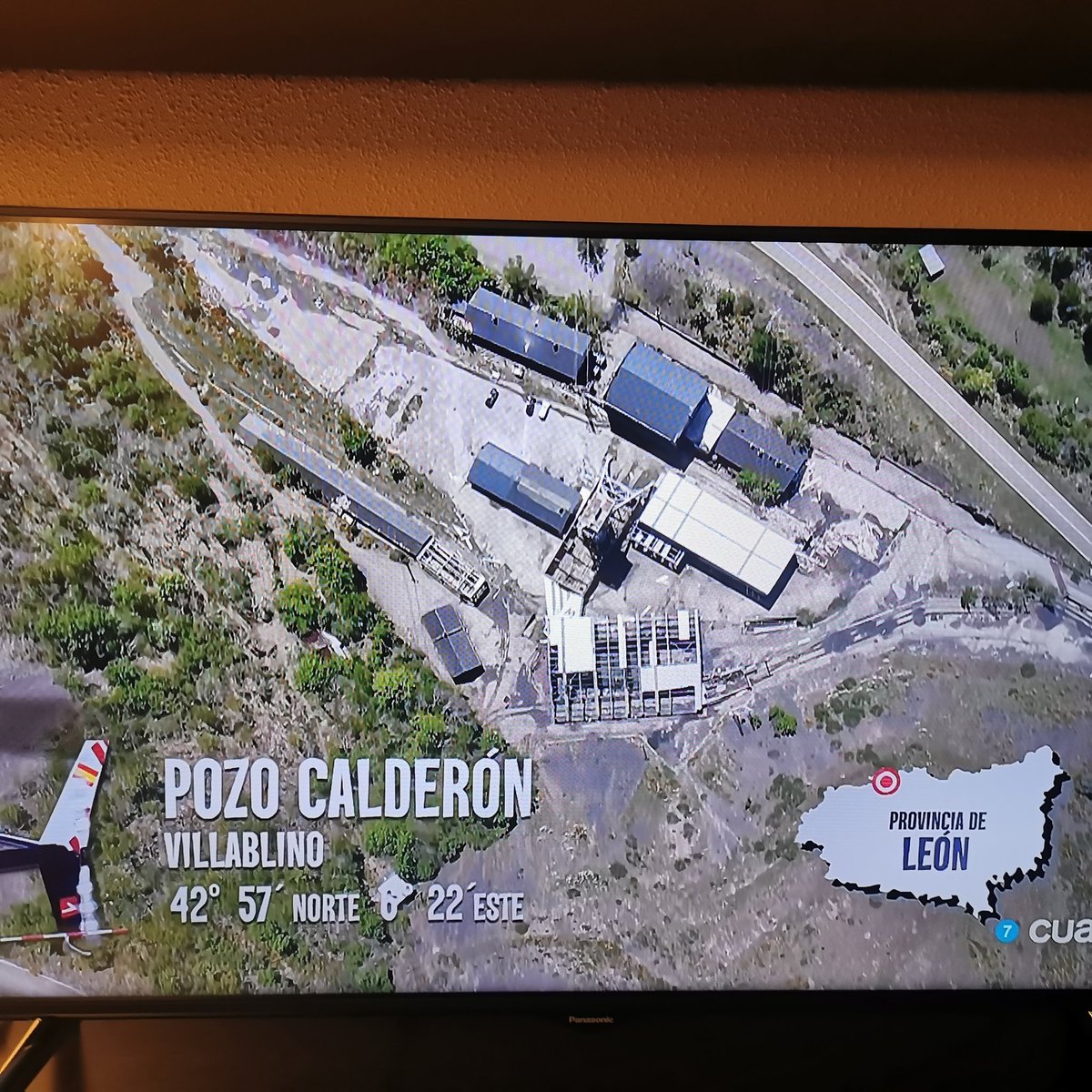 sonia_trina's tweet photo. #VolandoVoyLaciana impresionante  valle #reservadelabiosfera y lamentable estado de nuestro patrimonio industrial minero, es como bien dice "tronao" una falta de respeto a todos los que trabajaron duro en la #mina https://t.co/Sm0BGx3i19