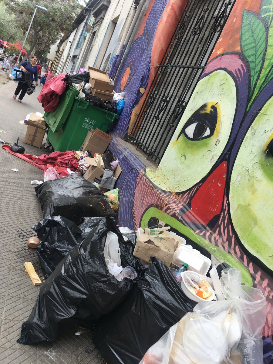 ⁦<a href="/Muni_Stgo/">Santiago</a>⁩ ⁦⁩ este basural es @ComercioIlegal permitido por ⁦<a href="/AlessandriFelip/">Felipe Alessandri</a>⁩ q no a sabido poner mano dura a este flagelo q tenemos ⁦⁦<a href="/BarrioYungayxAC/">Barrio Yungay x AC</a>⁩ todo lus DGO ⁦<a href="/crmeco/">Cristian R.</a>⁩ @naicura ⁦@Newen_Mujer⁩ ⁦@barnecheacastro⁩  <a href="/AjaxSalas/">Ajax Salas</a>