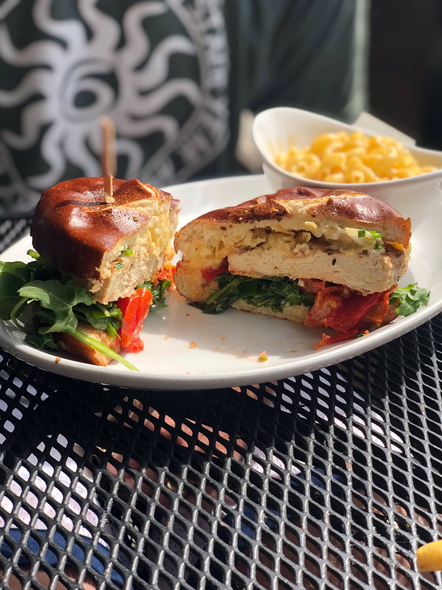 BlueEconomyGuy's tweet photo. It’s so easy to eat vegan when restaurants like @nativefoodscafe offer delicious chicken sandwiches like this #MadeWithPlants https://t.co/DRGjFpQAeH