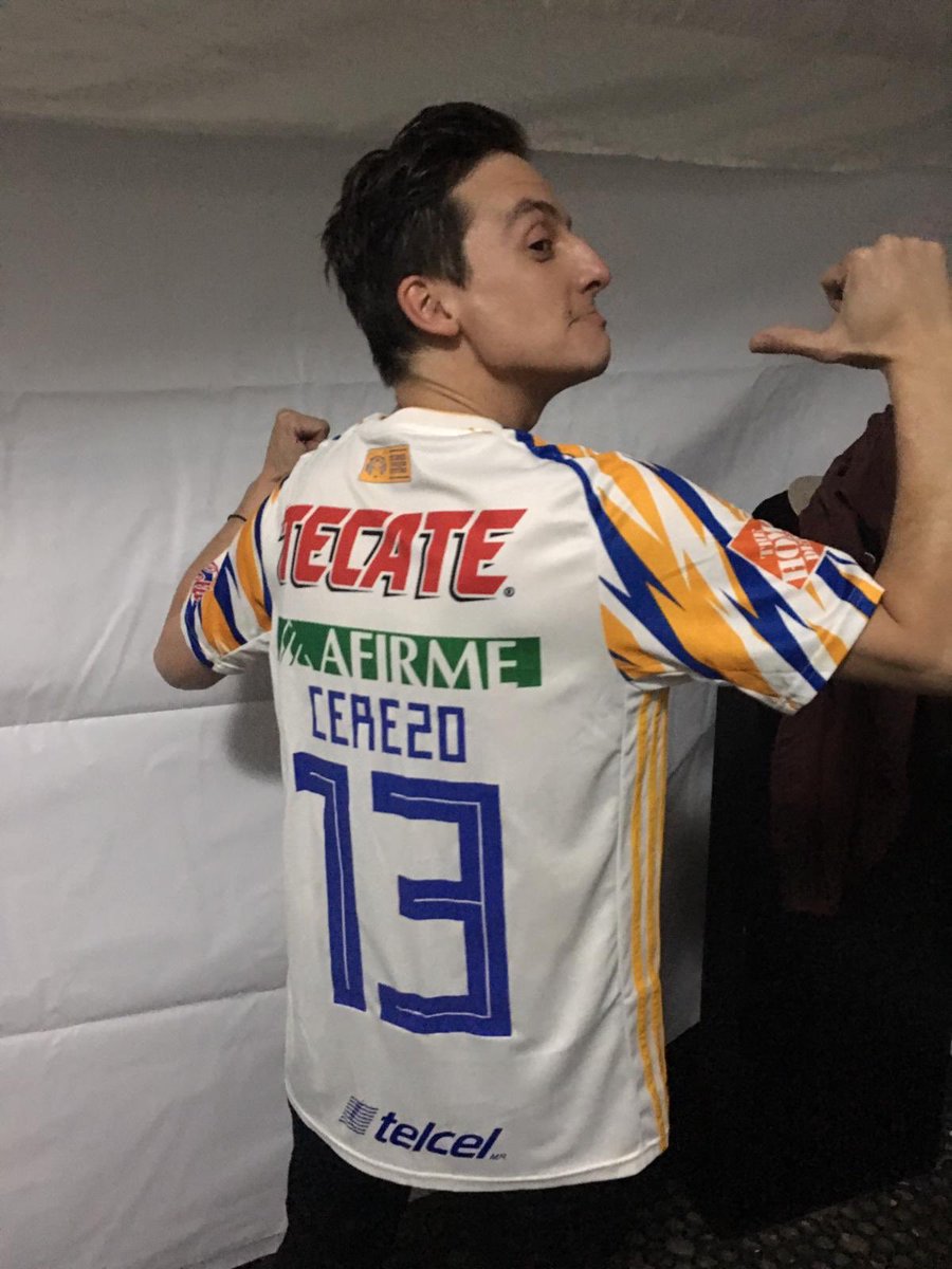 😍 Ayer en un festival celebrado en Monterrey, <a href="/gilcerezo/">gilcerezo</a> y <a href="/gongoraomar/">omargongora</a>, de <a href="/KinkyTheBand/">Kinky</a>, lucieron sus jerseys de <a href="/TigresOficial/">Club Tigres 🐯</a> como todos unos Incomparables.👏

#EstoEsTigres