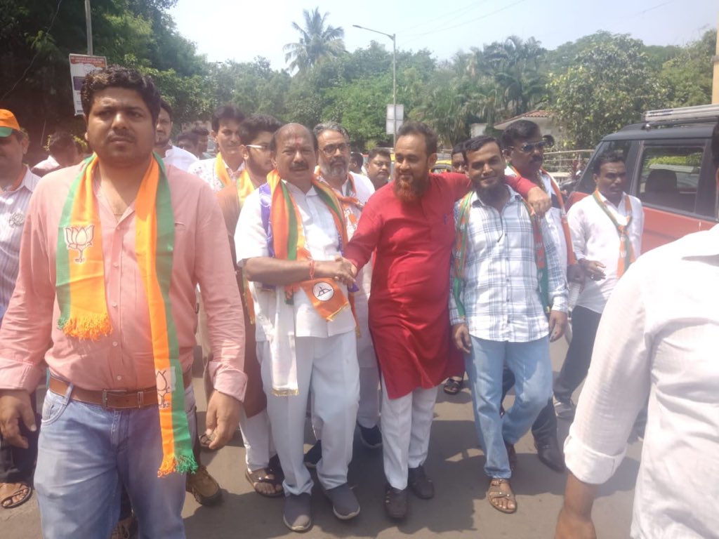 BawaMiya's tweet photo. MLA.Kalidas Kolamkar saab ki ralley  mei sayyed shabbir bawa miya bhi they  vote for kalidas kolamkar saab ye admi suchaa or emandar har  log keh kaam karte hain kaildas kolamkar saab or muslim bhaiyeo say gujareas hain vote for kalidas kolamkar saab 🙏❤️ https://t.co/PIW8AC3dwr
